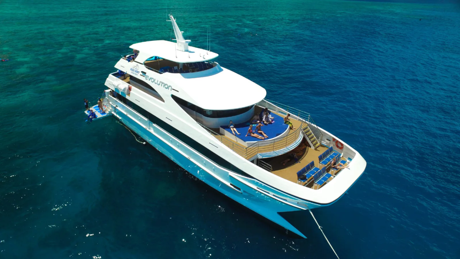 Outer Great Barrier Reef Full-Day Tour with Lunch from Cairns