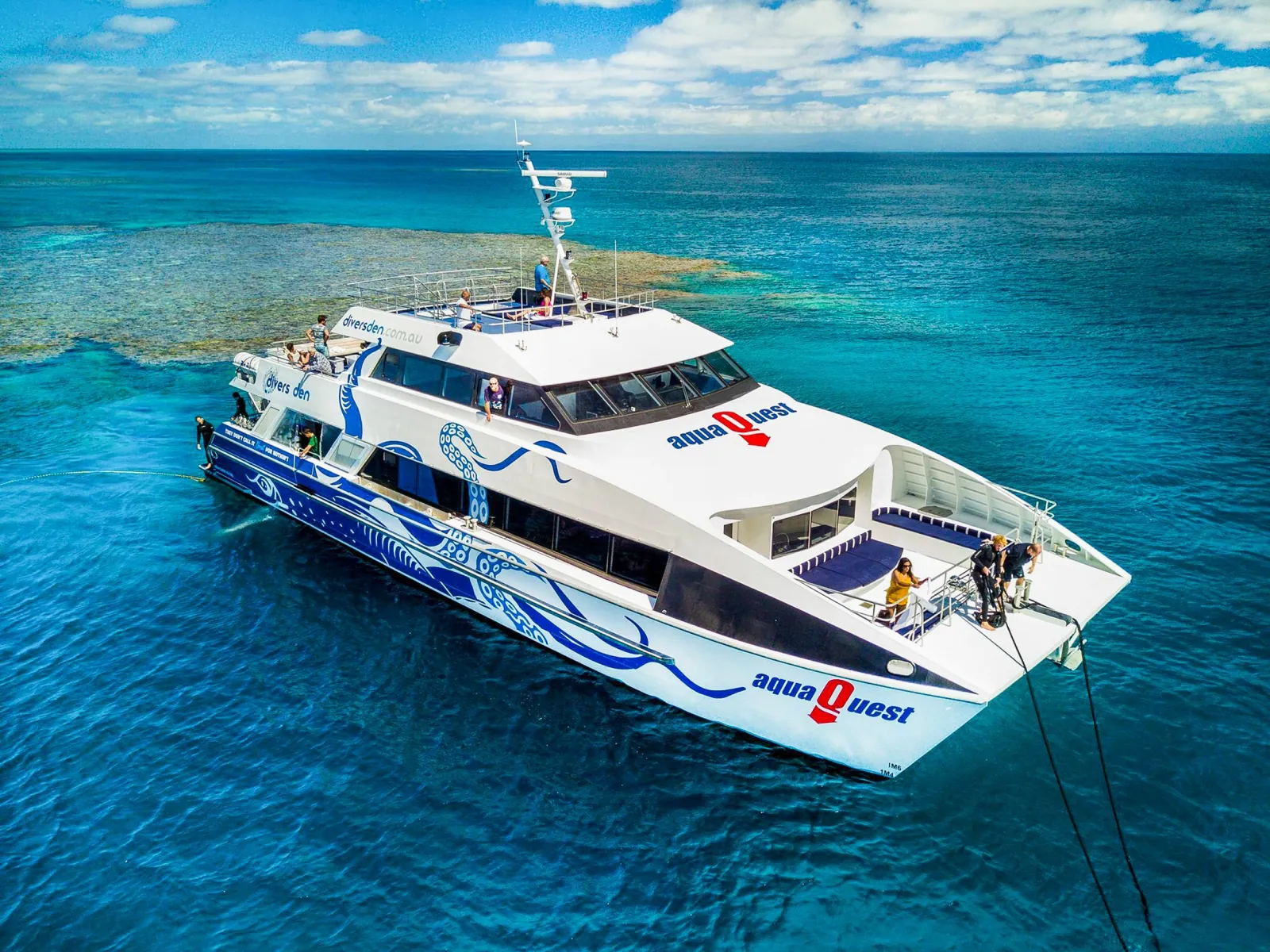 Catamaran at speed on the way to the reef